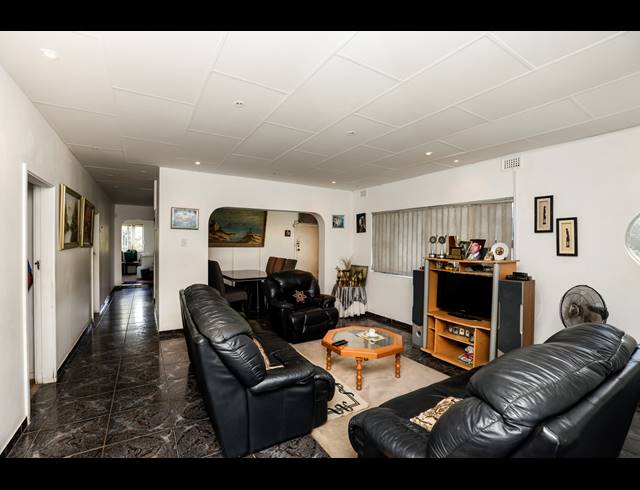 7 BEDROOM HOUSE FOR SALE IN AVOCA